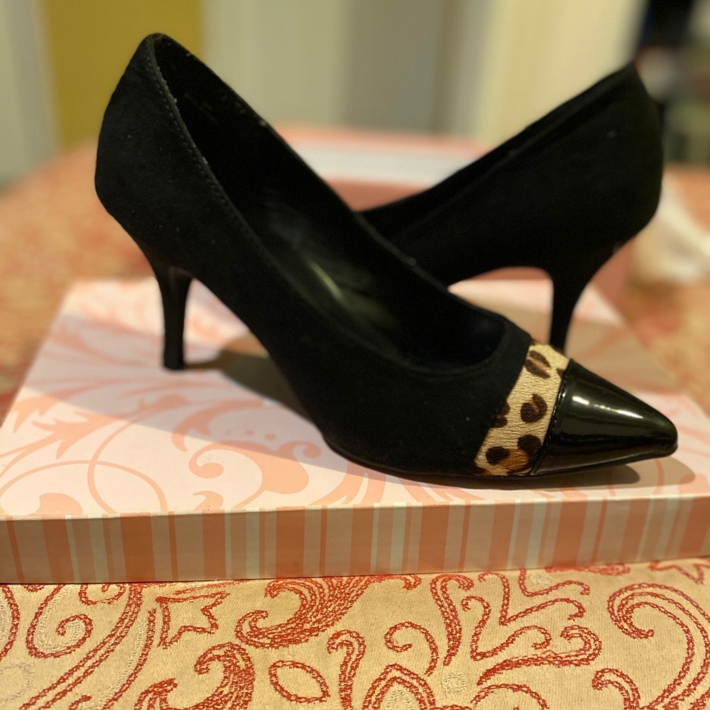New Akita black pumps